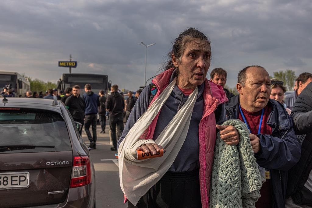 Pessoas retiradas de Azovstal e de Mariupol. Foto: Roman Pilipey/EPA