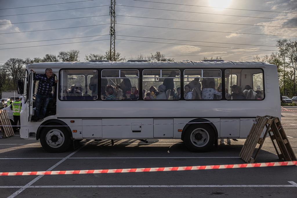 Civis evacuados de Azovstal, em Mariupol. Foto: Roman Pilipey/EPA