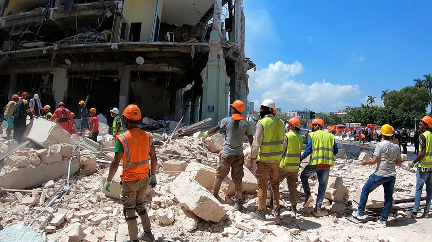 Explosão no Hotel Saratoga em Havana, Cuba (06/05/2022). Foto: Ernesto Mastrascusa/EPA