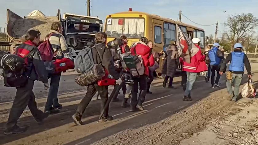 guerra na Ucrânia - elementos da Cruz Vermelha na operação de retirada de civis de Azovstal em Mariupol Foto: Alessandro Guerra/EPA