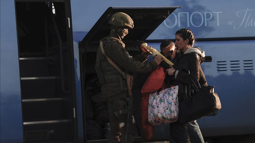 guerra na Ucrânia - operação de retirada de civis de Azovstal em Mariupol Foto: Alessandro Guerra/EPA