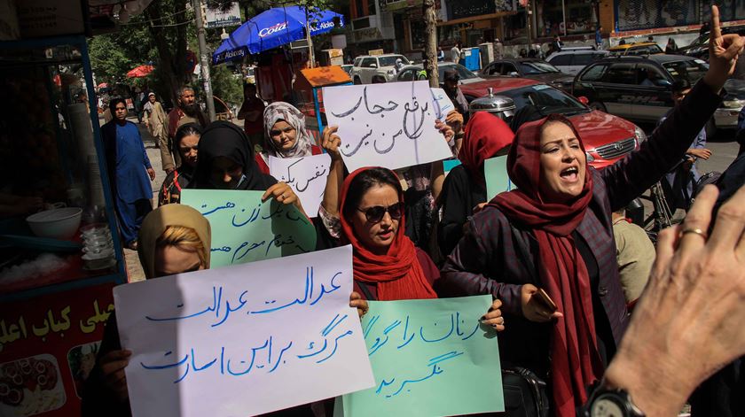 Mulheres afegãs protestam contra ordem do governo talibã que as obriga a usar burka em público. Foto: EPA