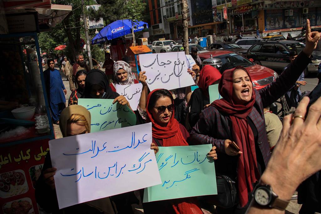 Afeganistão - mulheres protestam contra ordem do governo talibã que ordena uso de burqa em público Foto: Stringer/EPA