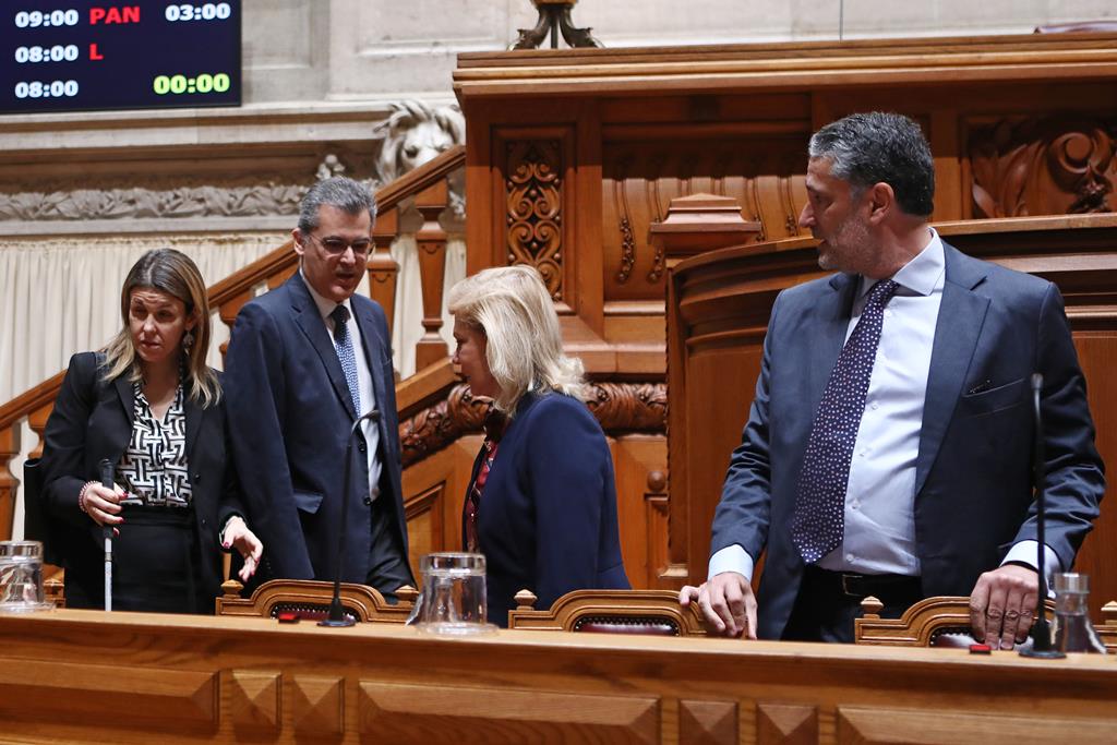 secretários de Estado Ana Sofia Antunes e Gabriel Bastos estiveram no Parlamento. Foto: António Pedro Santos/Lusa
