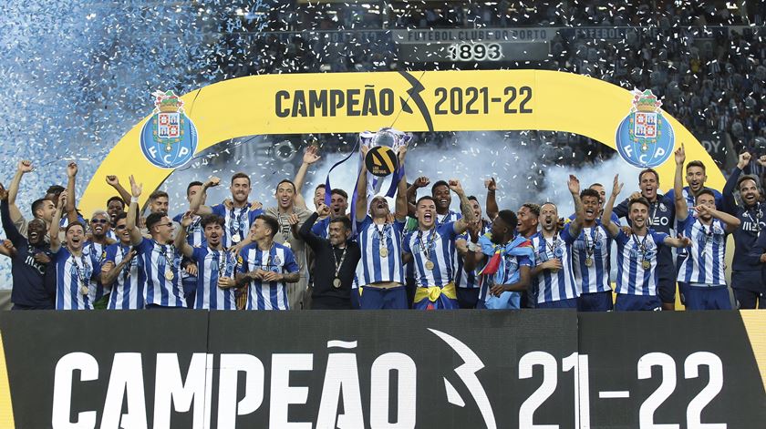 FC Porto recebe a taça de campeão 2021/2022. Foto: Manuel Fernando Araújo/Lusa (clique na seta para ver a fotogaleria)