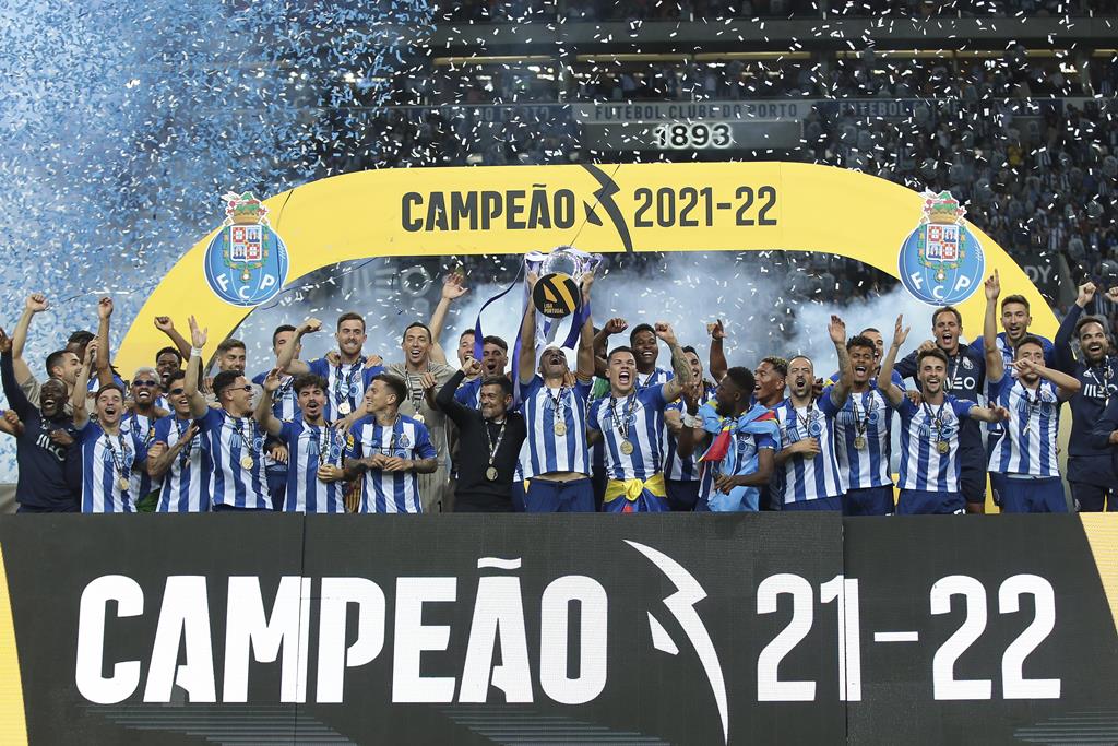 FC Porto recebe a taça de campeão 2022 Foto: Manuel Fernando Araújo/Lusa