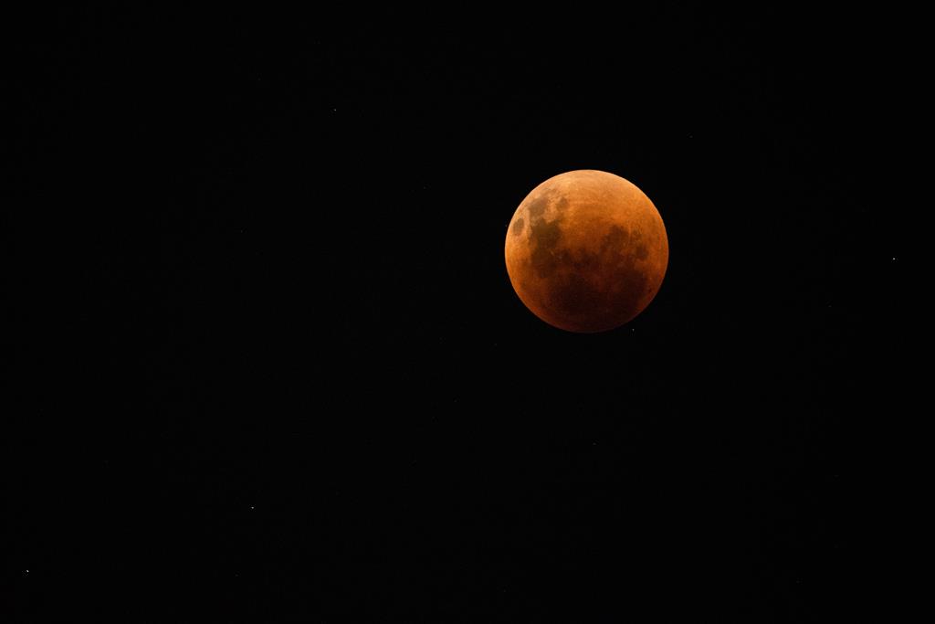 Lua Vermelha em Santiago do Chile. Foto: Alberto Valdes/EPA