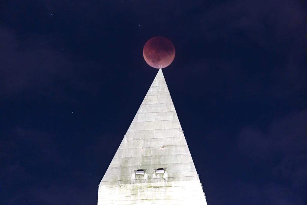 Lua vermelha no monumento de Washington. Foto: Jim Lo Scalzo/EPA