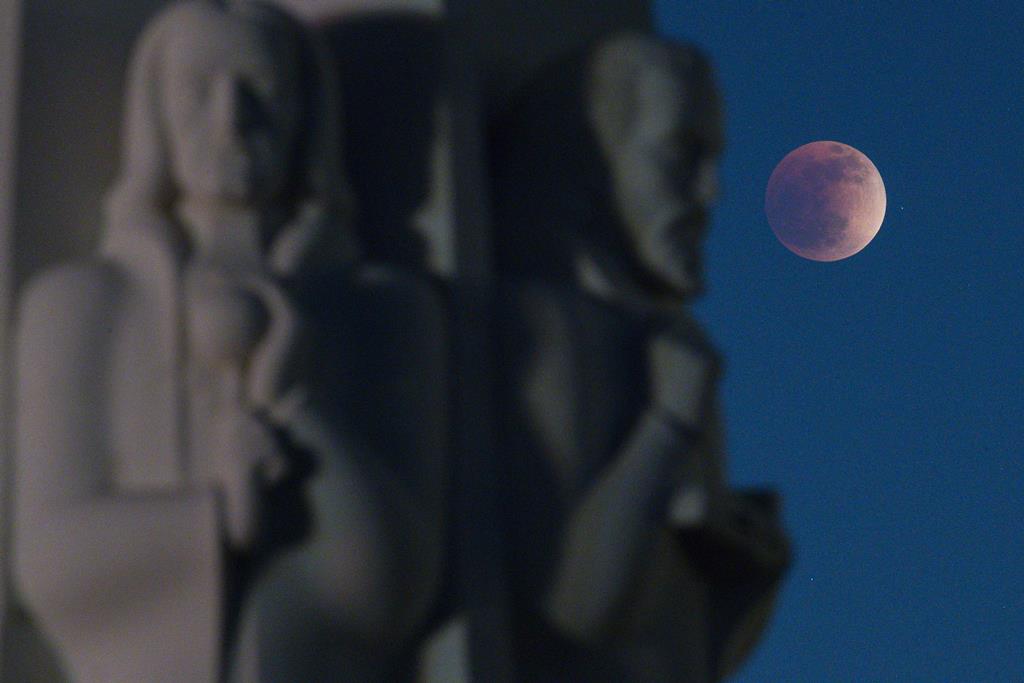 Lua de Sangue no Observatório Griffith, em Los Angeles. Foto: Caroline Brehman/EPA