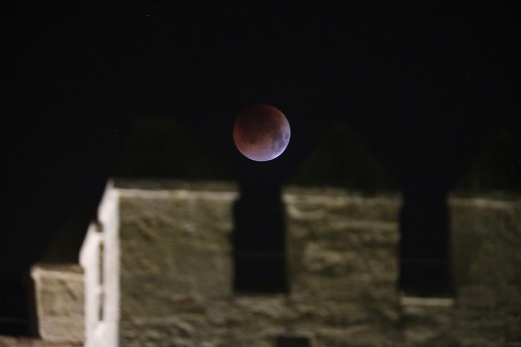 Lua de Sangue vista da torre de Calahorra, em Córdoba, Espanha. Foto: Salas/EPA