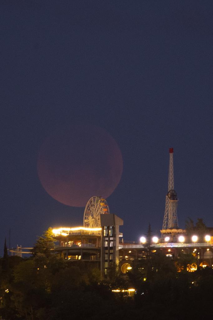 Lua vermelha atrás do parque de diversões de Tibidabo, em Barcelona. Foto: Marta Perez/EPA
