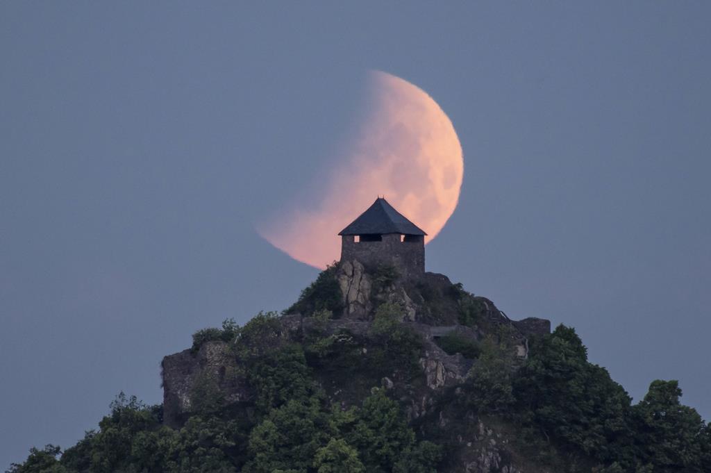 Castelo Salgo, na Hungria. Foto: Peter Komka/EPA