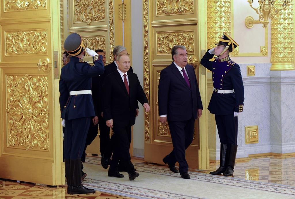 Putin chega com o Presidente do Tadjiquistão, Emomali Rakhmon, à cimeira da Organização do Tratado de Segurança Coletiva. Foto: Mikhael Klimentyev/sputnik/kremlin Pool/EPA