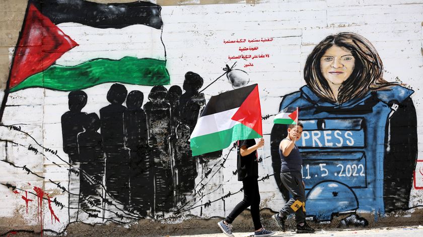 Mural da jornalista Shireen Abu Akleh em Belém - jornalista foi morta num raide de Israel em Jenin, Foto: Abed Al Hashlamoun/EPA