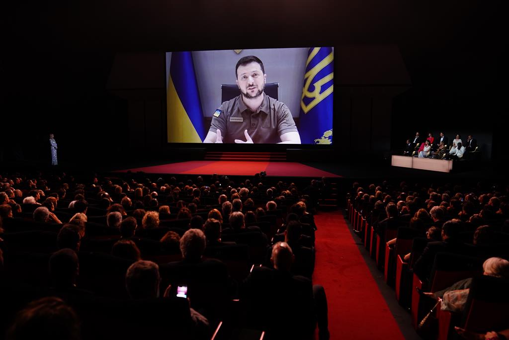 Zelensky discursa na cerimónia de abertura do Festival de Cannes Foto: Clemens Bilan/EPA
