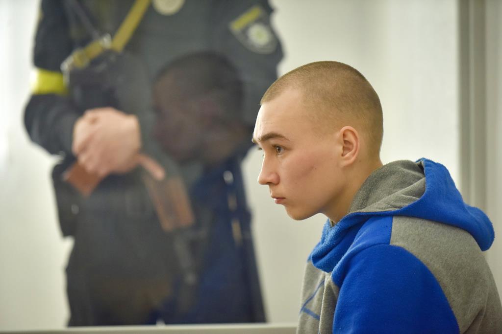O soldado russo Vadim Chichimarine, de 21 anos, em julgamento por crimes de guerra em Kiev. Foto: Oleg Petrasyuk/EPA