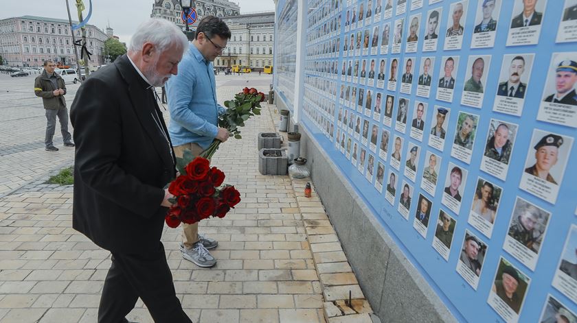 Arcebispo Paul Gallagher visita de monumento aos soldados ucranianos mortos na guerra, em Kiev. Foto: Sergey Dolzhenko/EPA