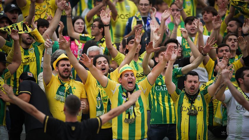 Os adeptos do clube da Beira Alta, que vai jogar a II Liga na próxima época. Foto: Mario Cruz/EPA