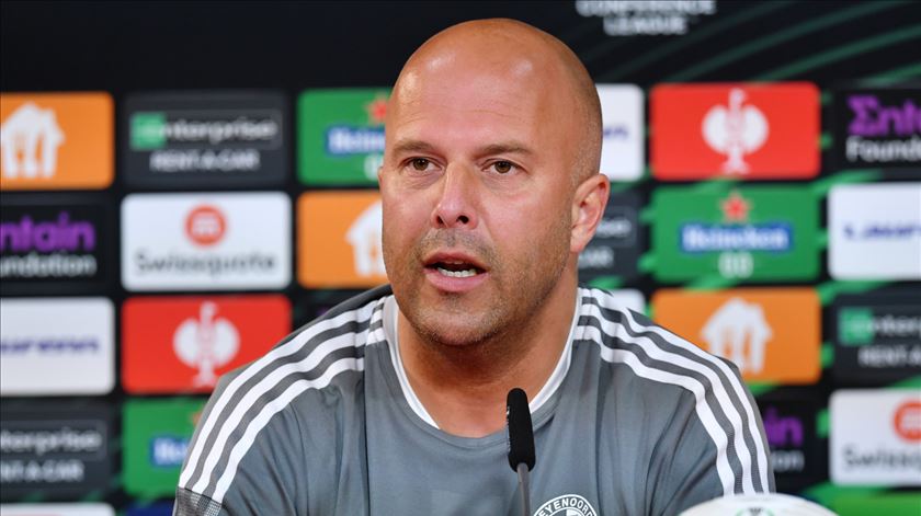 Treinador confirma negociações entre Feyenoord e Liverpool