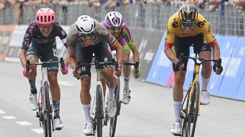 Dries De Bondt (segundo à esquerda) vence etapa no Giro de Itália. Foto: Maurizio Brambatti/EPA