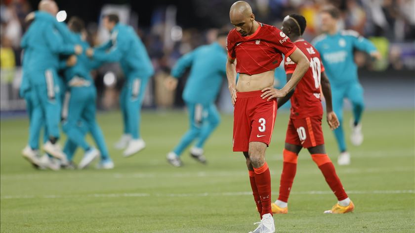 Fabinho não escondeu desilusão pela derrota na final, em Paris Foto: Ronald Wittek/EPA