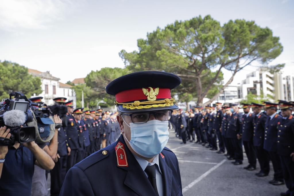 Comandantes de Bombeiros fizeram guarda de honra para Augusto Arnaut, em sinal de solidariedade. Foto: Paulo Cunha/Lusa