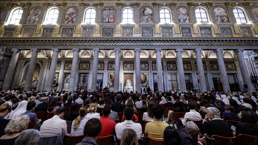 Papa Francisco reza pela paz na Ucrânia na Basílica de Santa Maria Maior em Roma. Foto: Fabio Frustaci/EPA