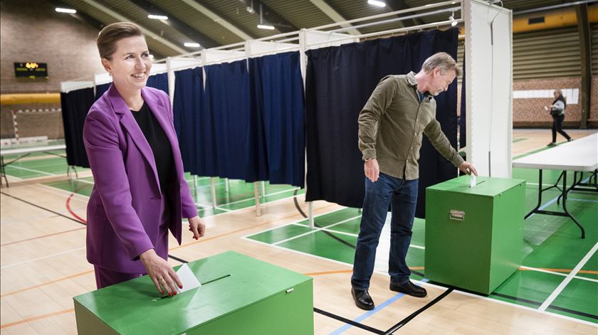 Mette Frederiksen, primeira-ministra da Dinamarca, e o marido votam no referendo sobre a participação do país na Política Comum de Segurança e Defesa da UE. Foto: Liselotte Sabroe/EPA