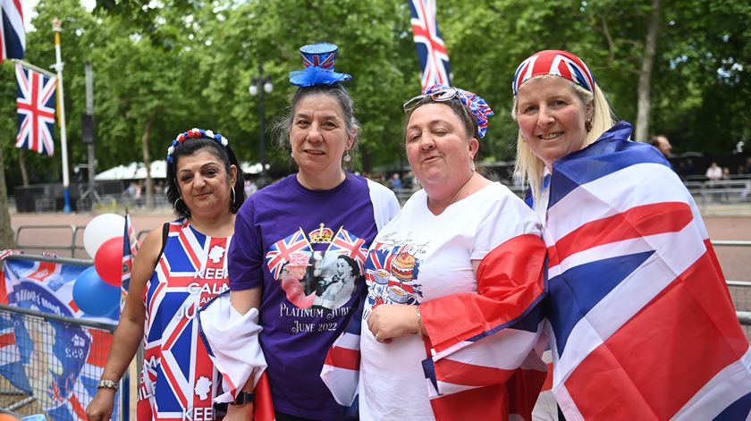 Fãs da família real britânica já reservam lugar para assistir ao desfile desta quinta-feira. Foto: Neil Hall/EPA