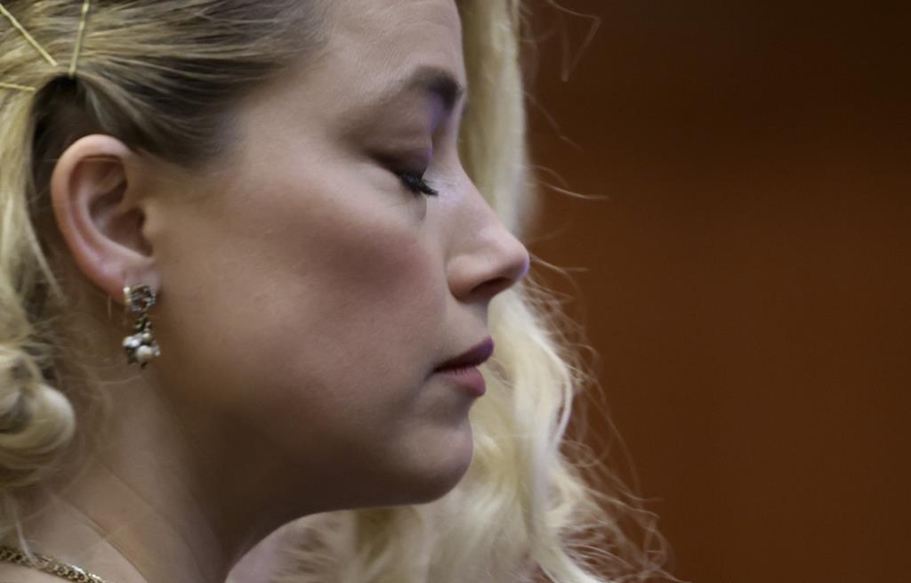 Amber Heard no momento em que ouvia a sentença. Foto: Evelyn Hockstein/EPA