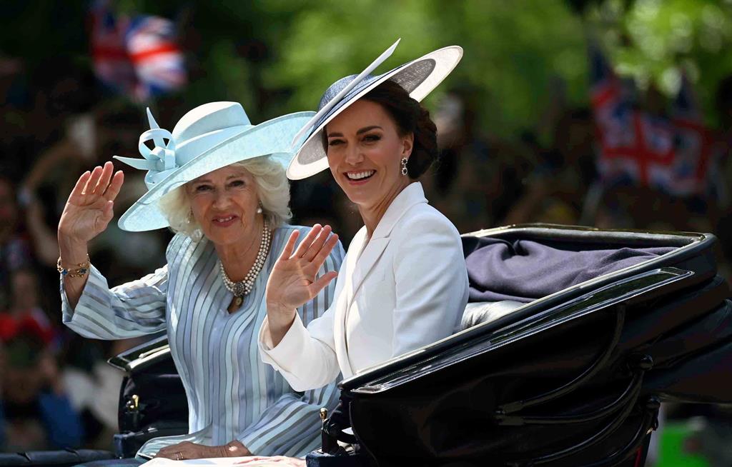 Camila Parker Bowles partilhou a carruagem com a Duquesa de Cambridge, Kate Middleton. Foto: Neil Hall/EPA