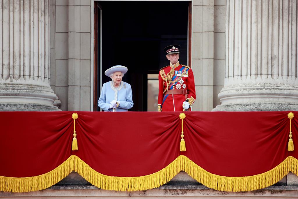 A monarca não participou no desfile, mas esteve na varanda do Palácio acompanhada pelo duque de Kent. Foto: Donald C Todd/Ministério da Defesa do Reino Unido
