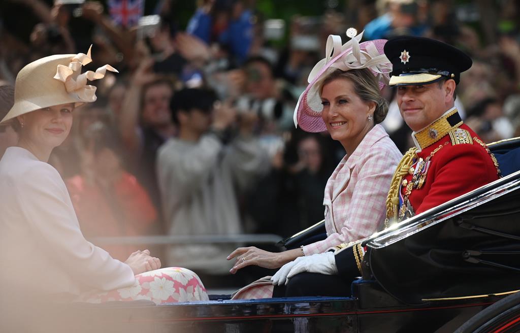 Príncipe Eduardo e a mulher, Sofia, com Lady Louise Windsor. Foto: Neil Hall/EPA