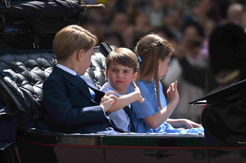 Príncipe George orienta o irmão, Louis. Foto: Neil Hall/EPA