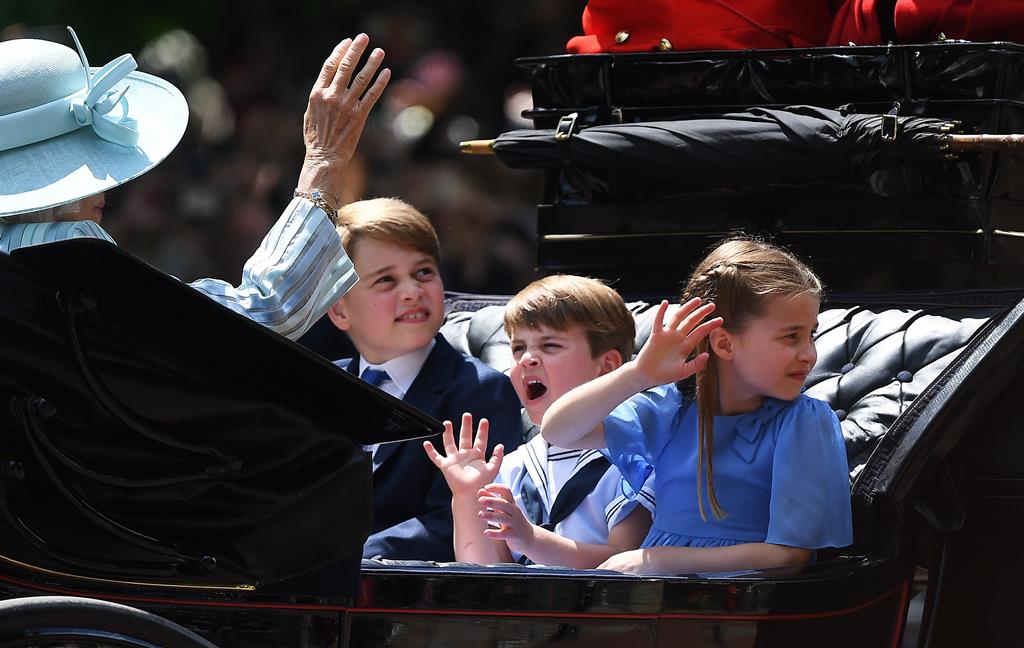 Príncipe Louis mostra-se aborrecido durante o desfile. Foto: Andy Rain/EPA
