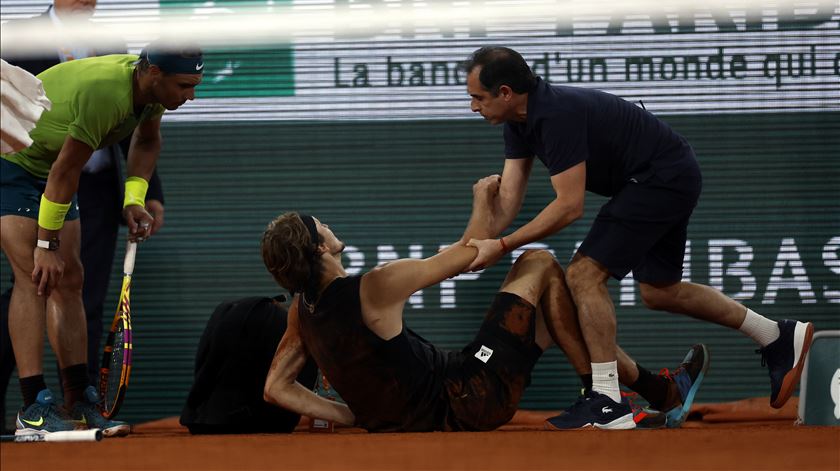 Zverev lesionou-se com gravidade no encontro das meias-finais de Roland Garros Foto: Yoan Valat/EPA