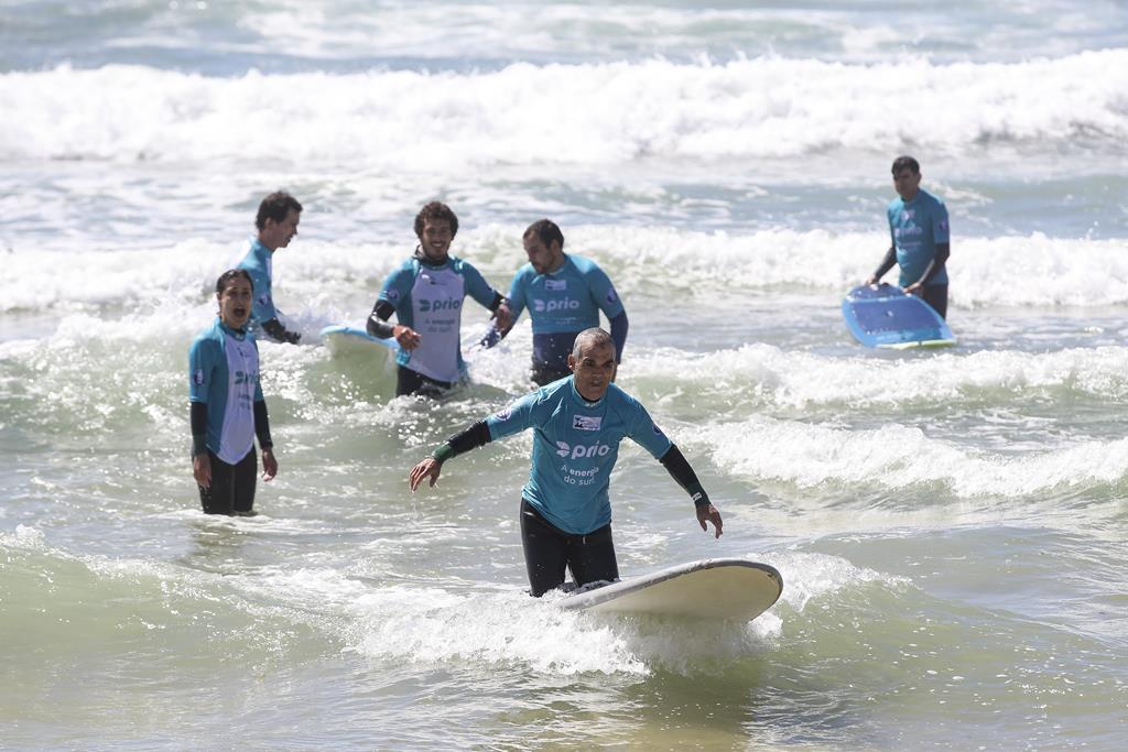 Aula de surf para pessoas com deficiência intelectual, que querem ter um dia para a sua causa. Foto: Paulo Novais/Lusa (arquivo)