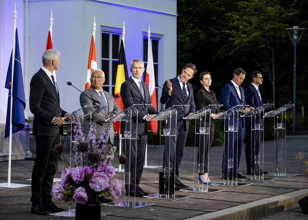 O secretário-geral da NATO, Jens Stoltenberg, em conferência de imprensa com líderes europeus, incluindo António Costa. Foto: Sem Van Der Wal/EPA