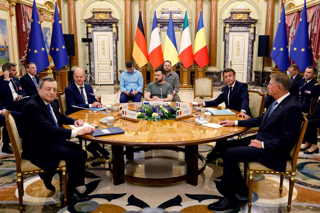 Macron, Draghi, Scholz e Klaus Iohannis, Presidente da Roménia, reúnem-se com Zelenskiy em Kiev Foto: Ludovic Marin/Pool/EPA