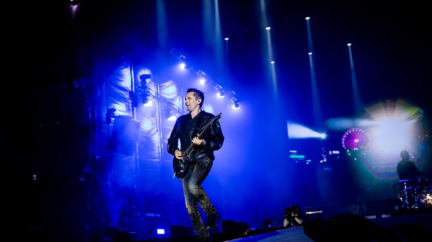 Matt Bellamy dos Muse num concerto com chuva. Foto: José Sena Goulão/Lusa