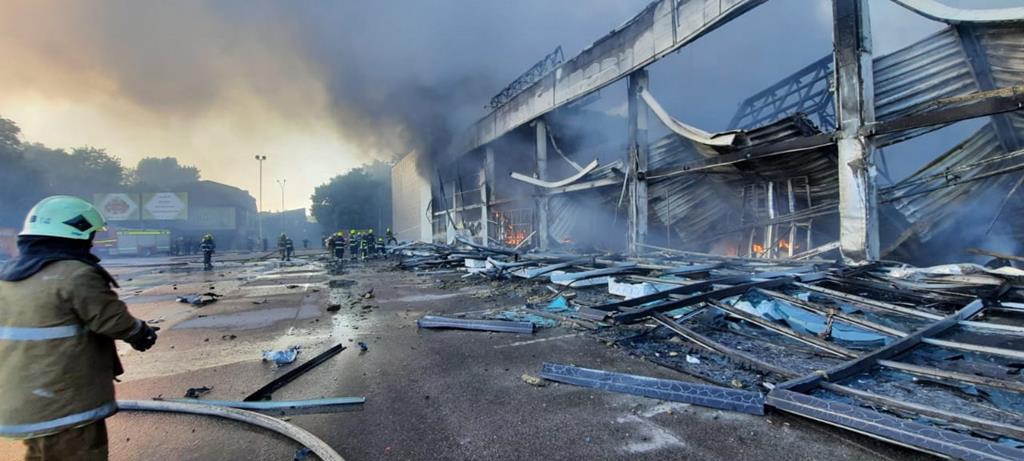 Míssil russo atinge centro comercial cheio na Ucrânia e mata 18 pessoas. Foto: EPA