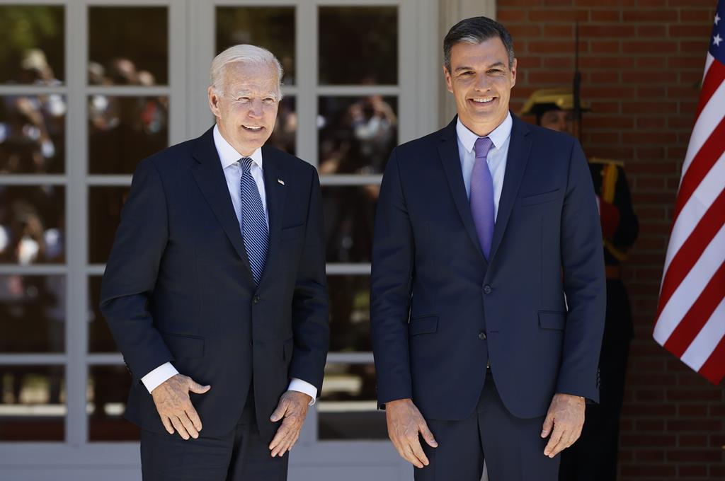 Joe Biden recebido por Pedro Sanchez antes da cimeira da NATO, em Madrid. Foto: Ballesteros/EPA