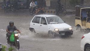Sobe para 77 o número de mortos por causa de chuvas no Paquistão