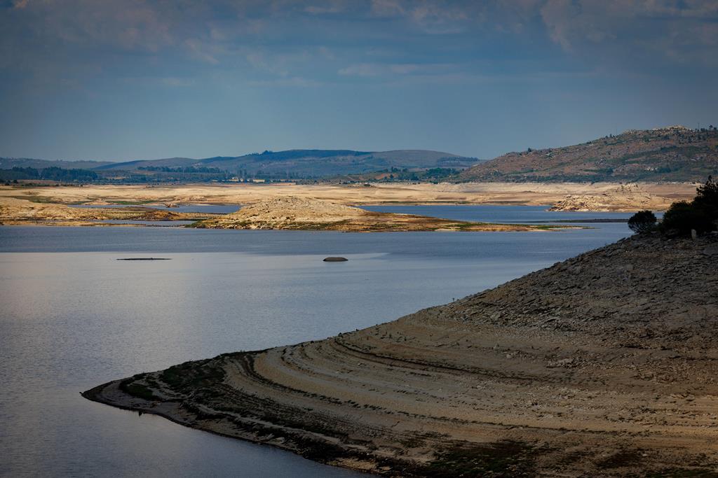 Efeitos da seca na Barragem Alto Rabagão, Montalegre, onde o nível da água baixou 30 metros e está com cerca de 20% da sua capacidade de armazenamento. Foto: Pedro Sarmento Costa/Lusa