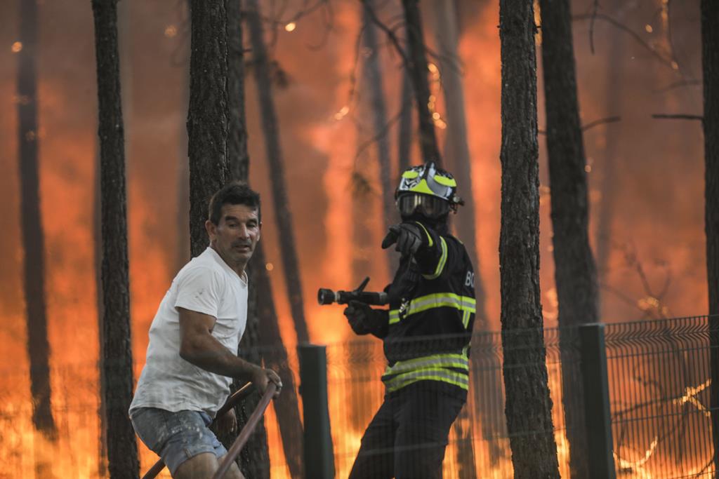 Incêndio de largas dimensões ameaçou casas. Foto: Nuno André Ferreira/Lusa