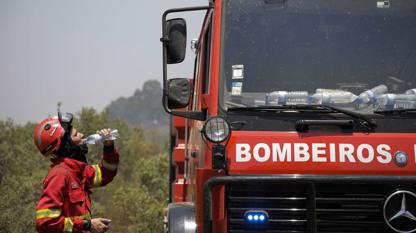 Mais de 120 operacionais combatem incêndio em armazéns de empresa no concelho de Leiria