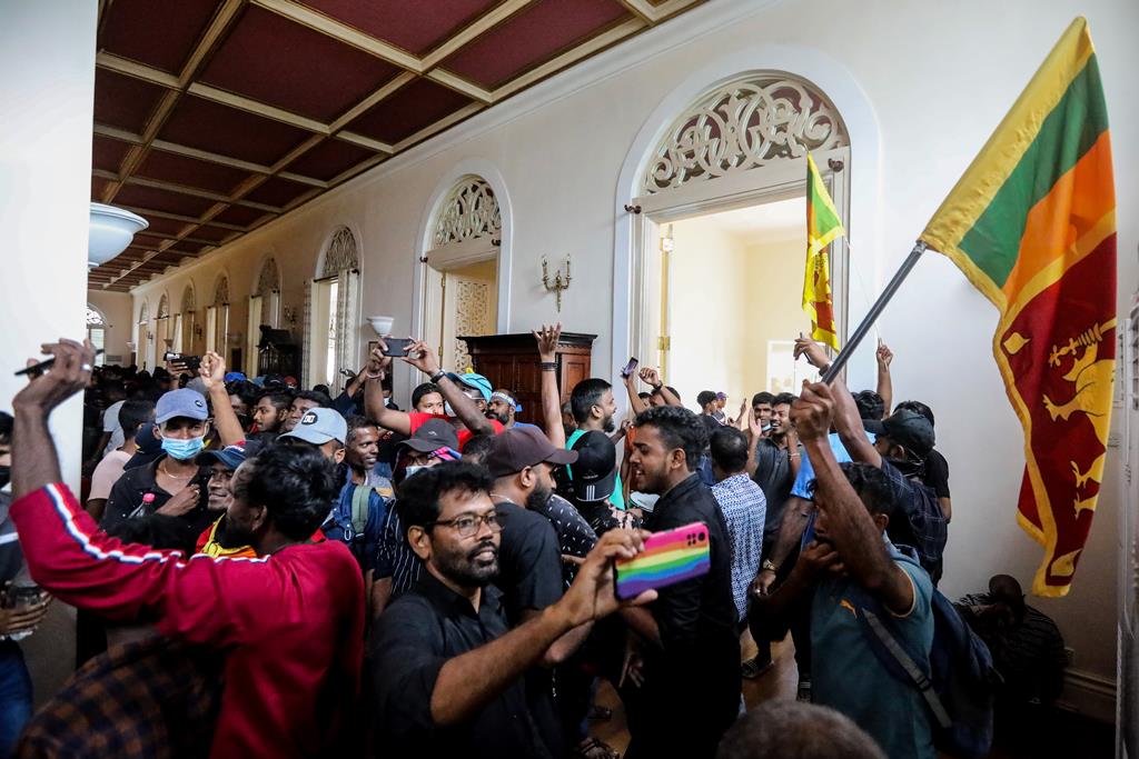 Manifestantes invadiram residência oficial do Presidente do Sri Lanka. Foto: Chamila Karunarathne/EPA
