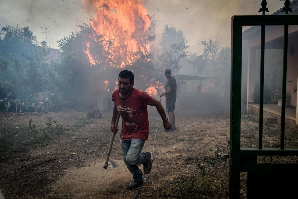 Populares combatem incêndio na Aventeira, concelho de Alvaiázere. Foto: Nuno André Ferreira/Lusa