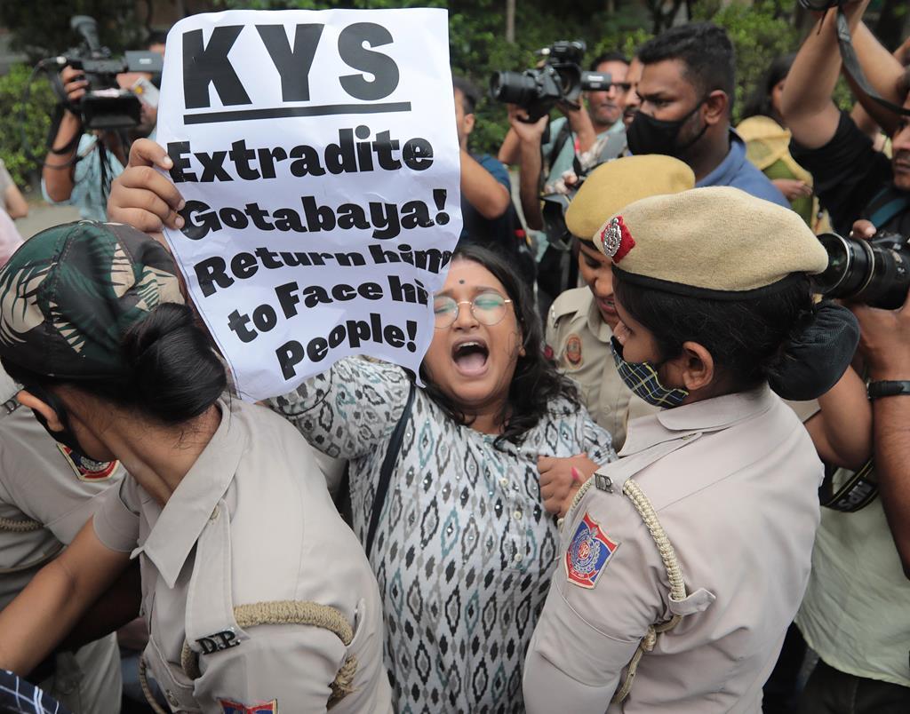 Manifestantes protestam. Foto: Rajat Gupta/EPA
