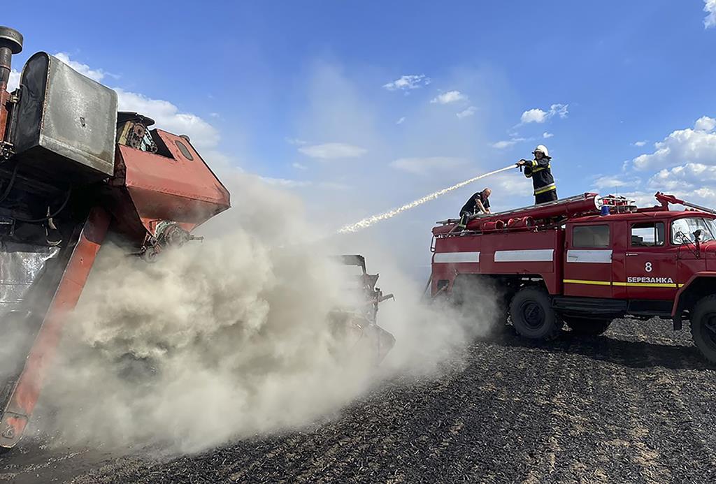 Bombeiros combatem incêndio em campo de trigo depois de ataque à região de Mykolaiv, na Ucrânia. Foto: State Emergency Service via EPA